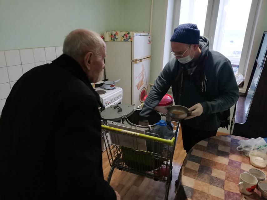 Раздача горячих обедов нуждающимся в Минске БОО "Пища Жизни"